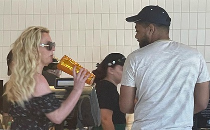 Britney Spears đi nghỉ cùng vệ sĩ sau khi tháo nhẫn cưới