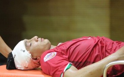 Thủ môn Cao Bằng chấn thương rợn người, bất tỉnh giữa trận đấu