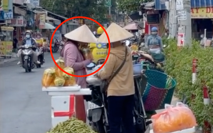 Cảnh tượng cô bán bánh tráng trực tiếp thổi vào túi để làm phồng trước khi bán cho khách khiến nhiều người tá hoả