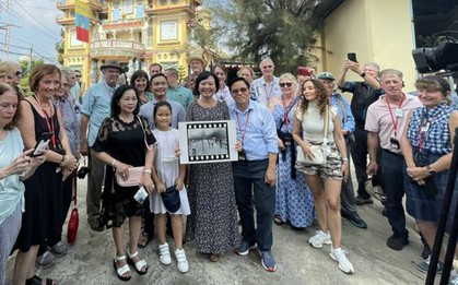 Cuộc hội ngộ của nhiếp ảnh gia Nick Út và “Em bé Napalm”