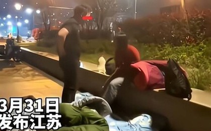 Cô gái tình nguyện nghỉ việc, ra đường sống cùng bạn trai phá sản