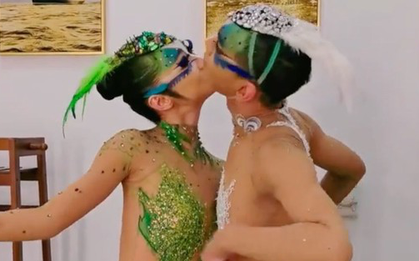 Chim công làng múa Dương Lệ Bình bị chỉ trích vì điệu nhảy gợi dục