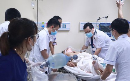 Bệnh viện huy động nhân lực cấp cứu cho những người bị thương từ vụ "xe điên" đâm 17 xe máy