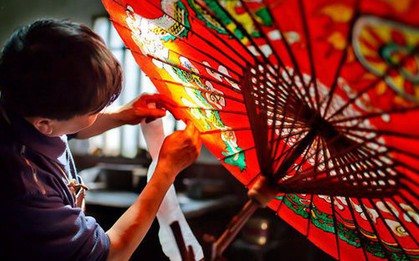 Truyền nhân nghề làm ô giấy dầu: Biến vật che mưa thành tác phẩm nghệ thuật vươn tầm quốc tế, đưa nét đẹp cổ trang tinh túy vào thẩm mỹ đương đại
