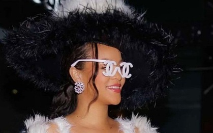 Rihanna tưởng nhớ Karl Lagerfeld quá cố với trang phục lông đen trắng tại Met Gala