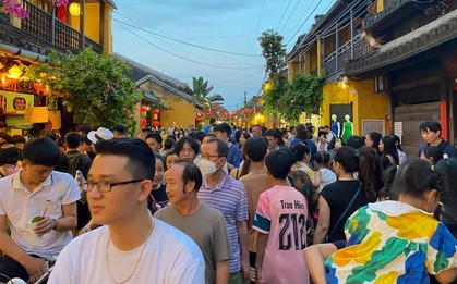 Hàng vạn du khách "nhích từng bước một" tham quan Hội An dịp nghỉ lễ