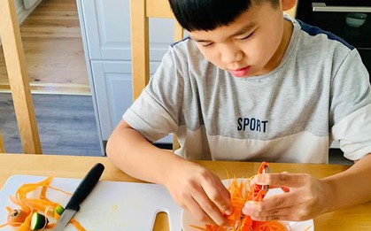 Khi con dưới 12 tuổi, có 5 việc cha mẹ nên "thả tay" để con "tự bơi", có như vậy trẻ mới không bị phụ thuộc