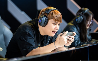 Chán review điện thoại, Duy Thẩm lấn sân làm game thủ "combat" cực căng ngay trên sân khấu Chung kết Liên Quân Mobile - ĐTDV