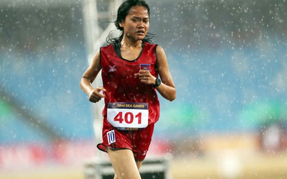 Nữ VĐV vừa chạy vừa khóc gây sốt ở SEA Games 32: Từ cô gái chỉ có một đôi giày cho đến người hùng của Campuchia