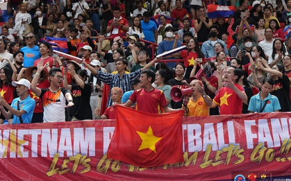 CĐV Việt Nam "biến sân khách thành sân nhà", cổ vũ cực cháy cho ĐT bóng rổ nữ Việt Nam