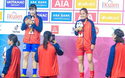 Khoảnh khắc ăn mừng bình dị của những người hùng tuyển nữ Việt Nam khi tạo nên kỳ tích