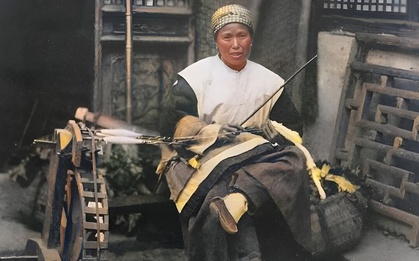 Loạt ảnh màu thời nhà Thanh: Nữ quý tộc lần đầu khoe “chân gót sen”, người đàn ông làm công việc của phụ nữ