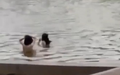 Xác minh thông tin 2 thanh niên thản nhiên tắm tại Hồ Gươm