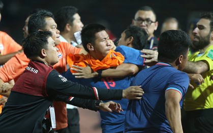 Màn hỗn chiến chưa từng có tại SEA Games: Cầu thủ hoá võ sĩ, ẩu đả đổ máu phải nhận mưa thẻ đỏ