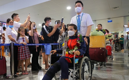 Xót xa hình ảnh nữ cầu thủ Việt Nam ngồi xe lăn về nước sau khi giành HCV lịch sử tại SEA Games 32