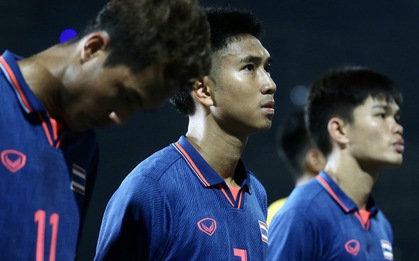 Cầu thủ U22 Thái Lan thất thần sau trận chung kết có 7 thẻ đỏ, tạo ra bức ảnh kỷ niệm "buồn nhất SEA Games 32"