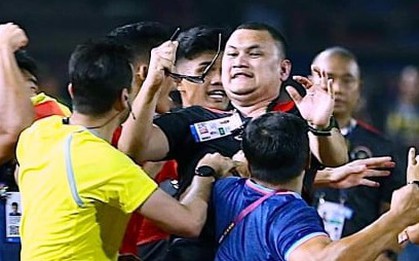 Bị đánh chảy máu, trợ lý HLV U22 Indonesia xin lỗi U22 Thái Lan