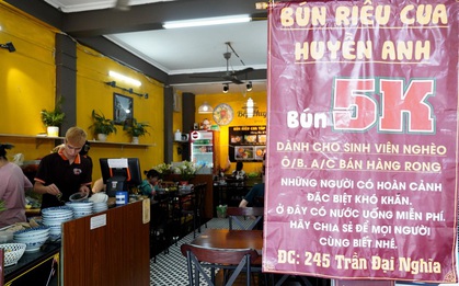 Tấm biển treo trên quán bún riêu "níu kéo" sự chú ý của người đi đường: Những bát bún 5k đầy niềm vui