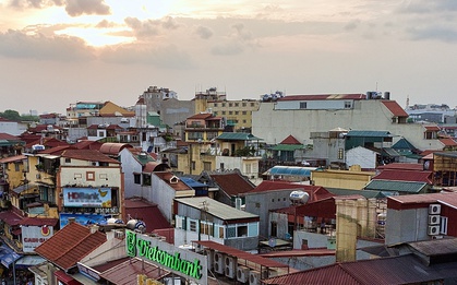 Báo nước ngoài lý giải vì sao các cửa hàng phố cổ Hà Nội vẫn sống sót trước “làn sóng” trung tâm thương mại