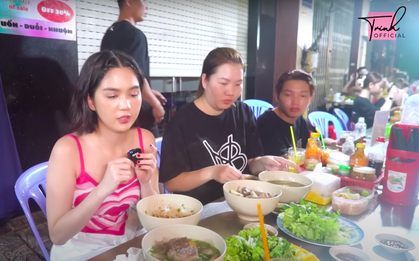 Ngọc Trinh chấp nhận chờ 30 phút mới có bàn ở quán hủ tiếu gà heo nhưng cái kết vẫn không bằng hàng cháo “có kết cấu đặc biệt”