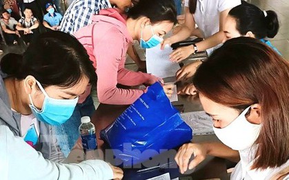 Hàng trăm công nhân xếp hàng nhận tiền... thất nghiệp