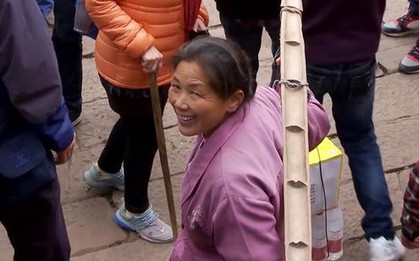 Người mẹ 19 năm gánh hàng lên núi nuôi con thành tài