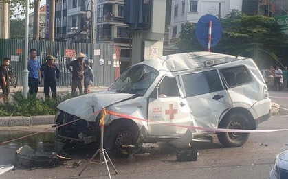 Xe cứu thương lao vào tủ điện bên đường, tài xế tử vong tại chỗ