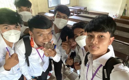 Chàng trai Campuchia nổi tiếng nhờ nhặt được huy chương của cầu thủ U22 Thái Lan