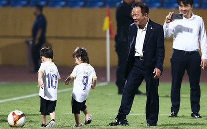 Bầu Hiển cùng cháu nội đá bóng trên sân Hàng Đẫy