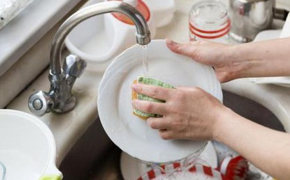 8 sai lầm bạn đang mắc phải khi rửa bát bằng tay