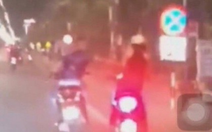 Nam thanh niên sàm sỡ vòng 1 phụ nữ rồi cướp tài sản