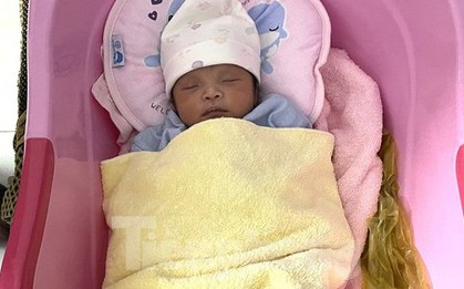 Bé gái sơ sinh còn cuống rốn bị bỏ rơi trước khu trọ ở Bình Dương