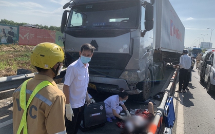 Xe container mất lái trên cao tốc TP.HCM - Long Thành - Dầu Giây, 3 người nhập viện