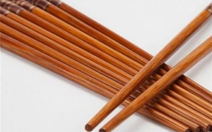 Mẹo phân biệt đũa gỗ tự nhiên và đũa nhuộm phẩm màu