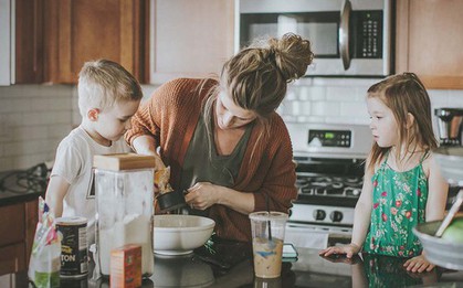 "Gen Z làm mẹ có xu hướng tự gây áp lực cho bản thân và ít tự tin hơn thế hệ trước"