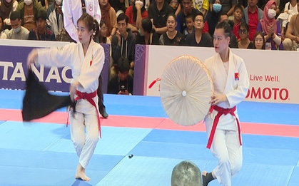 Hai cô gái Việt gây sốt khi mang nón quai thao, khăn mỏ quạ vào trình diễn, giành luôn huy chương ở SEA Games