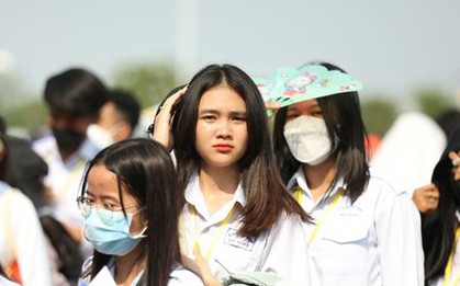 Kẹt xe hàng km, người Campuchia vẫn đội nắng đi xem khai mạc SEA Games 32