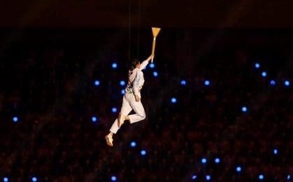 VĐV Campuchia bay lên thắp đài lửa cực chất, pháo hoa rực rỡ khai mạc SEA Games