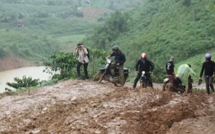 Bộ GD&ĐT sẽ khen thưởng, tôn vinh cô giáo cắm bản tử vong trên đường đến trường