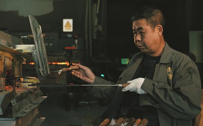 Chuyện nghề làm cờ vây cổ truyền ở Trung Quốc: Nghệ nhân tận tâm thổi hồn vào hàng nghìn hạt cờ mỗi ngày, thành phẩm nhỏ bé nhưng tinh xảo như ngọc quý