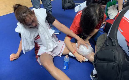 Nữ VĐV bóng rổ Việt Nam cắn răng thi đấu tại SEA Games dù chấn thương, tạo ra thành tích nức lòng người hâm mộ