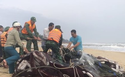 Sau nắng nóng kỷ lục, giông lốc càn quét miền Trung, 3 ngư dân mất tích