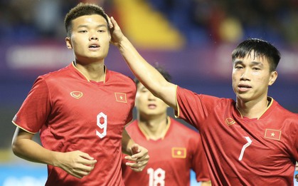Fan Malaysia tố trọng tài thiên vị khi cho U22 Việt Nam hưởng phạt đền ở tình huống gây tranh cãi