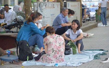 Nỗi lòng cha mẹ ngày con thi vào lớp 10: Phơi mình giữa nắng gần 40 độ, trải áo mưa xuống nền đất nóng đợi tin con
