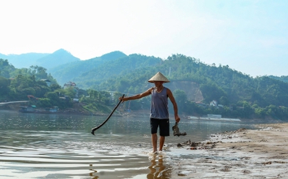 "Từ thời cha sinh mẹ đẻ, đây là lần thứ 2 tôi đi bộ được dưới đáy sông Đà"