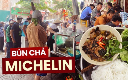 Khách du lịch chấp nhận kéo vali chờ cả tiếng ăn bún chả Michelin, quán huy động 10 nhân lực cũng không kịp phục vụ