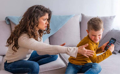 "Mẹ chơi với con đi" - Câu nói của cậu bé 4 tuổi vạch trần vết thương lòng của những đứa trẻ "mê điện thoại"