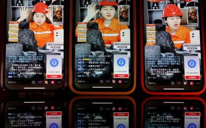 Livestream quần áo hay giày dép xưa rồi, quốc gia này đang livestream bán cả than do quá dư thừa, chỉ "chốt đơn" sỉ trên 30 tấn, ship hỏa tốc bằng tàu hỏa