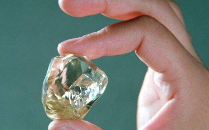 Cô gái trẻ nhặt được hòn đá óng ánh, chuyên gia thẩm định giá trị 3.300 tỷ đồng