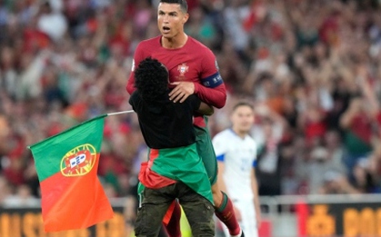 Hy hữu: CĐV xuống sân, nhấc bổng Ronaldo ở vòng loại EURO 2024